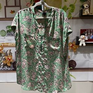 Torrid Mint Floral Blouse size 2. Ptp is 26.